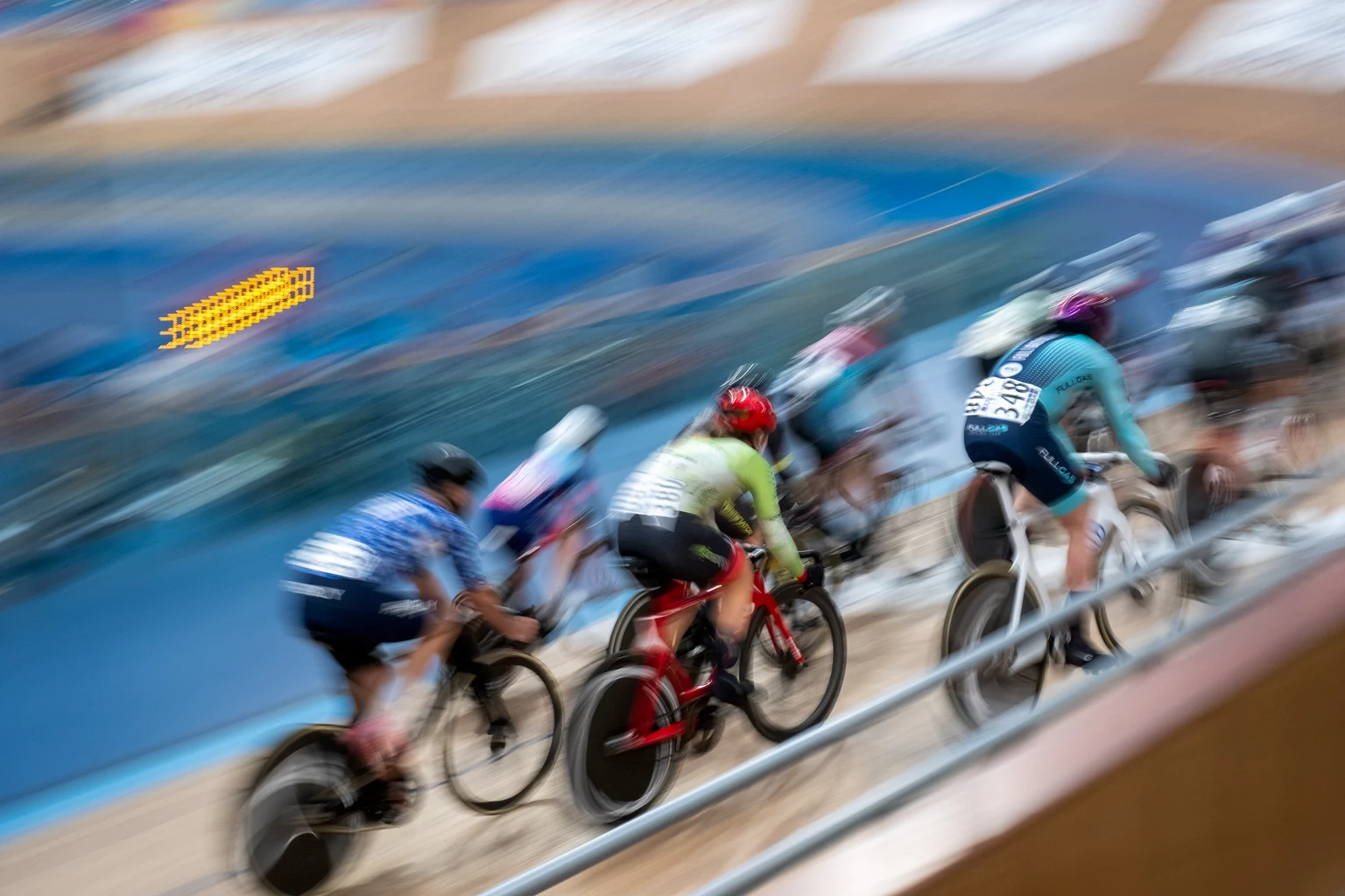 Lee Valley Velopark con tanti corridori in pista insieme