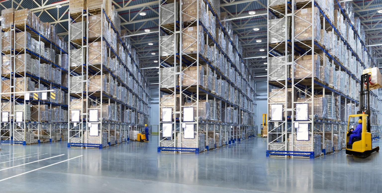 Hipak avec commande Bluetooth utilisé dans un vaste espace logistique avec des rayonnages hauts.