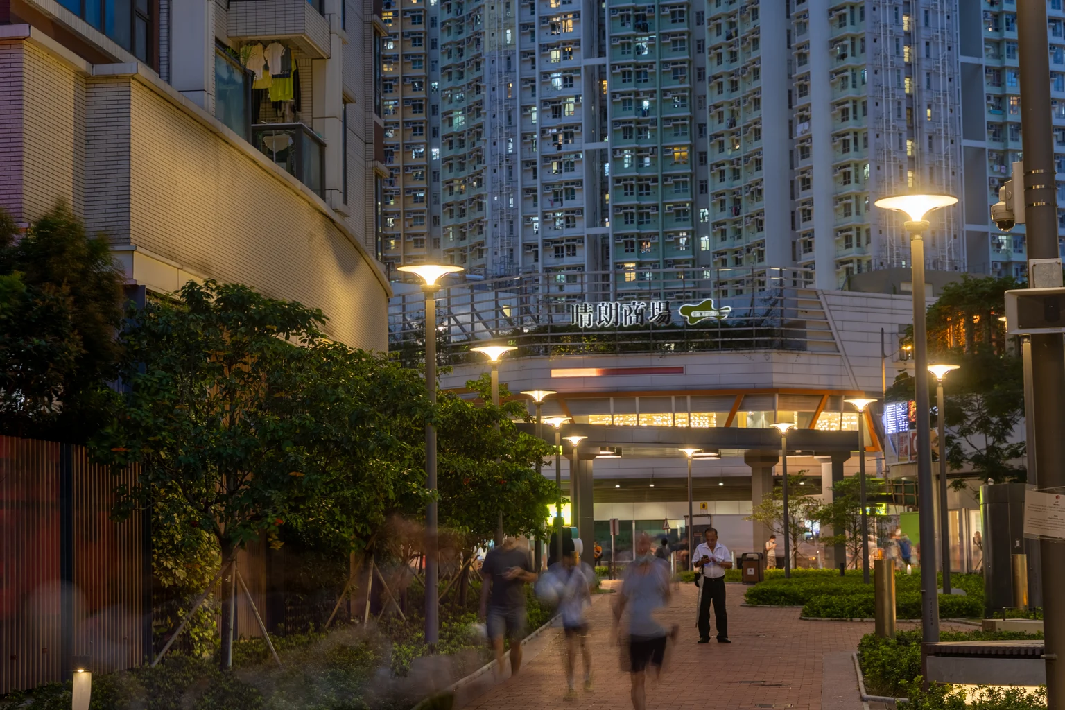 Lanterna testapalo Avenue F2 di Thorn Lighting con un design riconoscibile e un'immagine forte