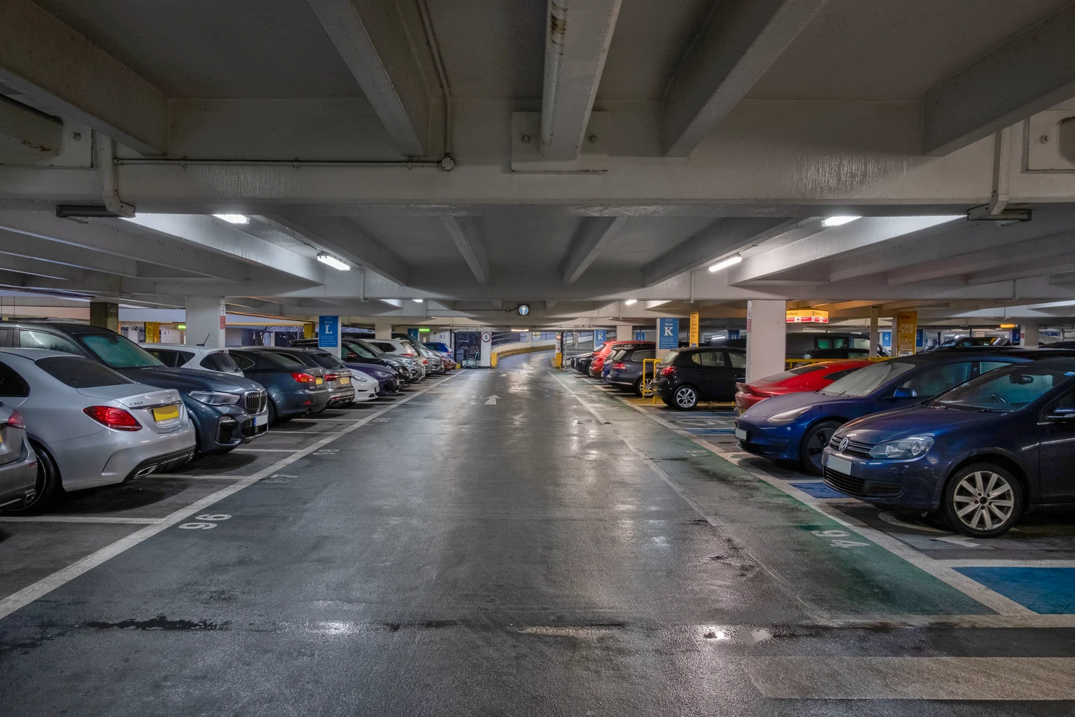 Eine dunkelgraue Oberfläche mit subtilen Lichtvariationen, möglicherweise Teil einer Wand oder eines Bildschirms. Die Struktur erscheint glatt und gleichmäßig über das Bild verteilt.