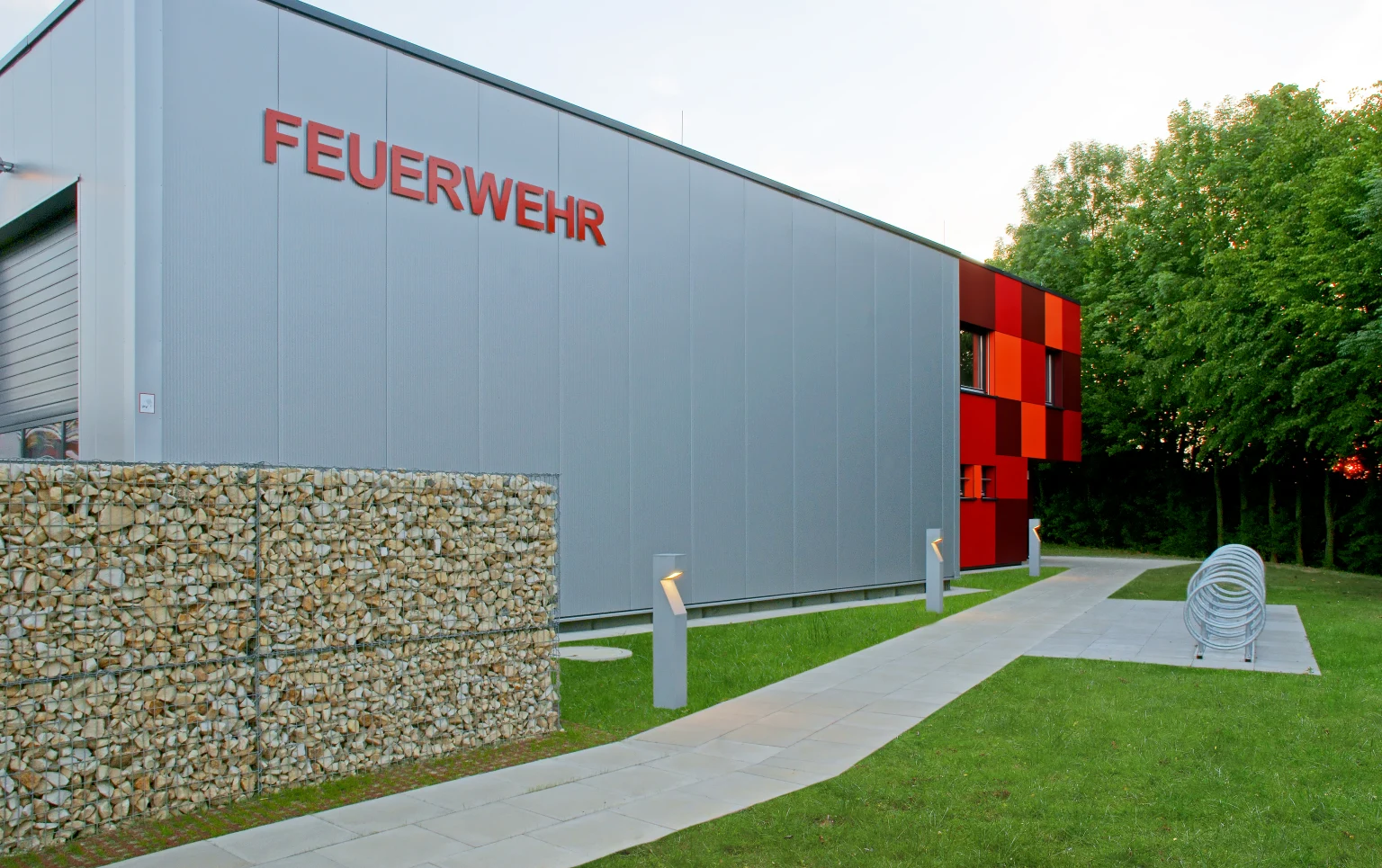 Axyl Geo einzigartiger IK06-zertifizierter Poller von Thorn Lighting