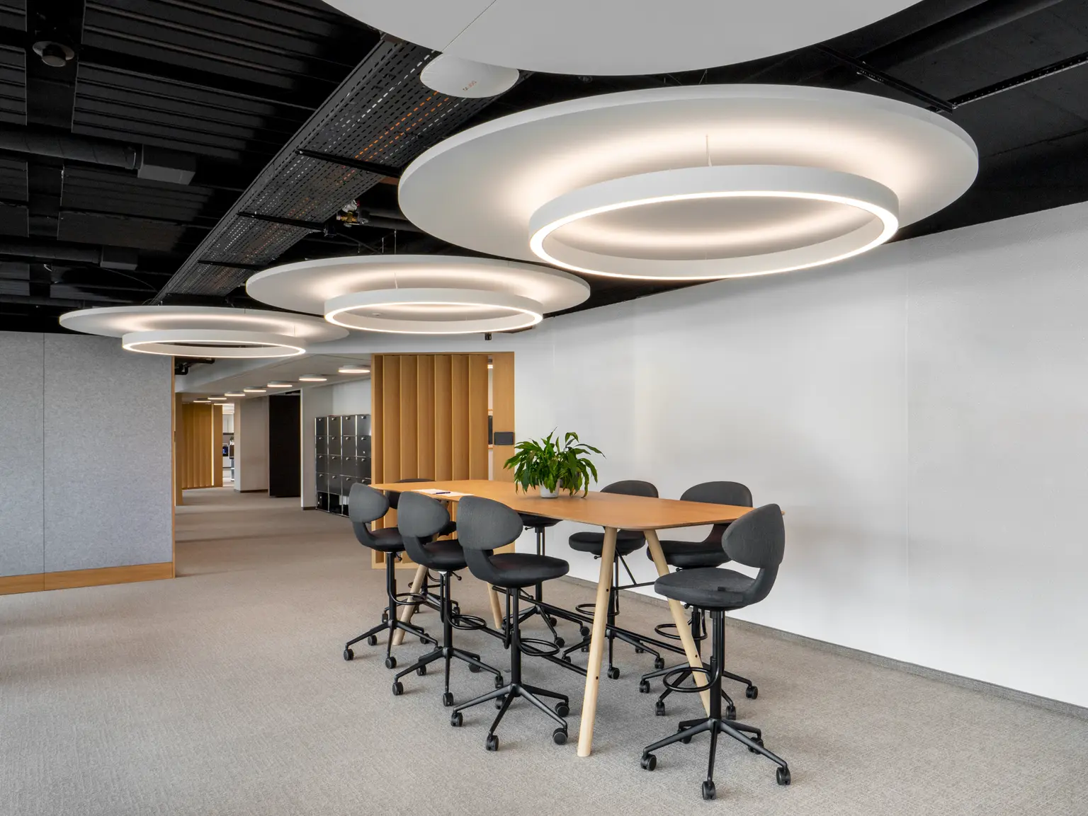 Besprechungsraum der Graubündner Kantonalbank mit Tisch und Stühle und den neuen Leuchten an der Decke