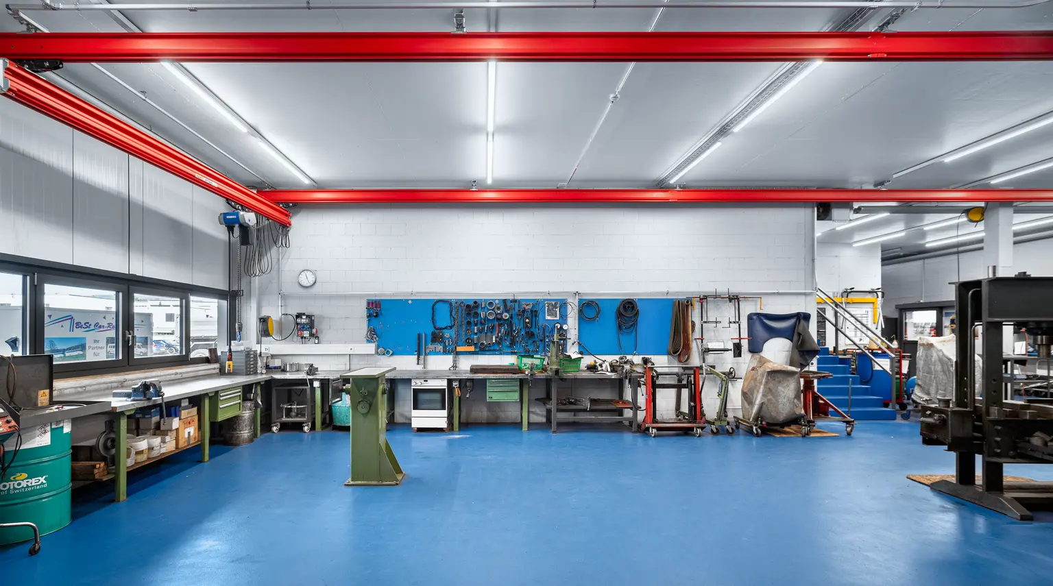Un éclairage uniforme pour économiser de l’électricité : un chemin lumineux et des réglettes éclairent parfaitement l’atelier et l’entrepôt.
