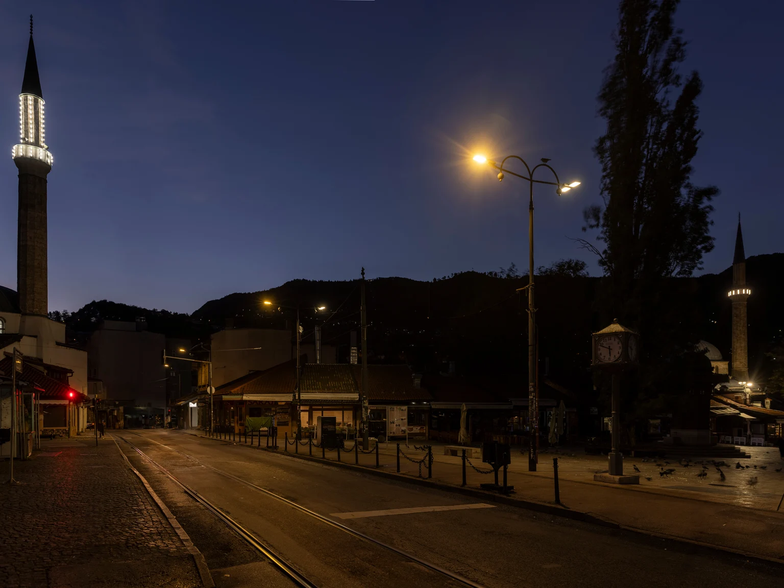 Die Stadt Sarajevo wird nachts zuverlässig von der Straßenleuchte Isaro Pro beleuchtet
