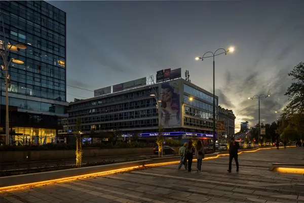 De stad Sarajevo wordt 's nachts verlicht