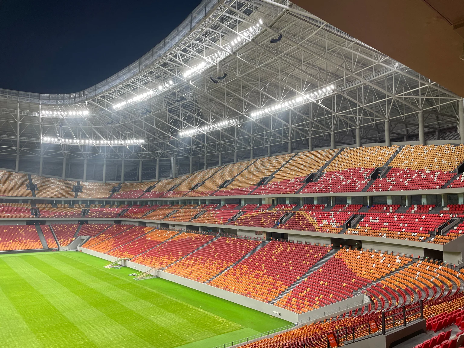 Thorn Lighting levert een verlichtingsoplossing om te zorgen voor uitzonderlijke verlichtingsprestaties voor live-uitzendingen, waarbij verblinding van de atleten in het Chongqing Longxing Football Stadium tot een minimum wordt beperkt