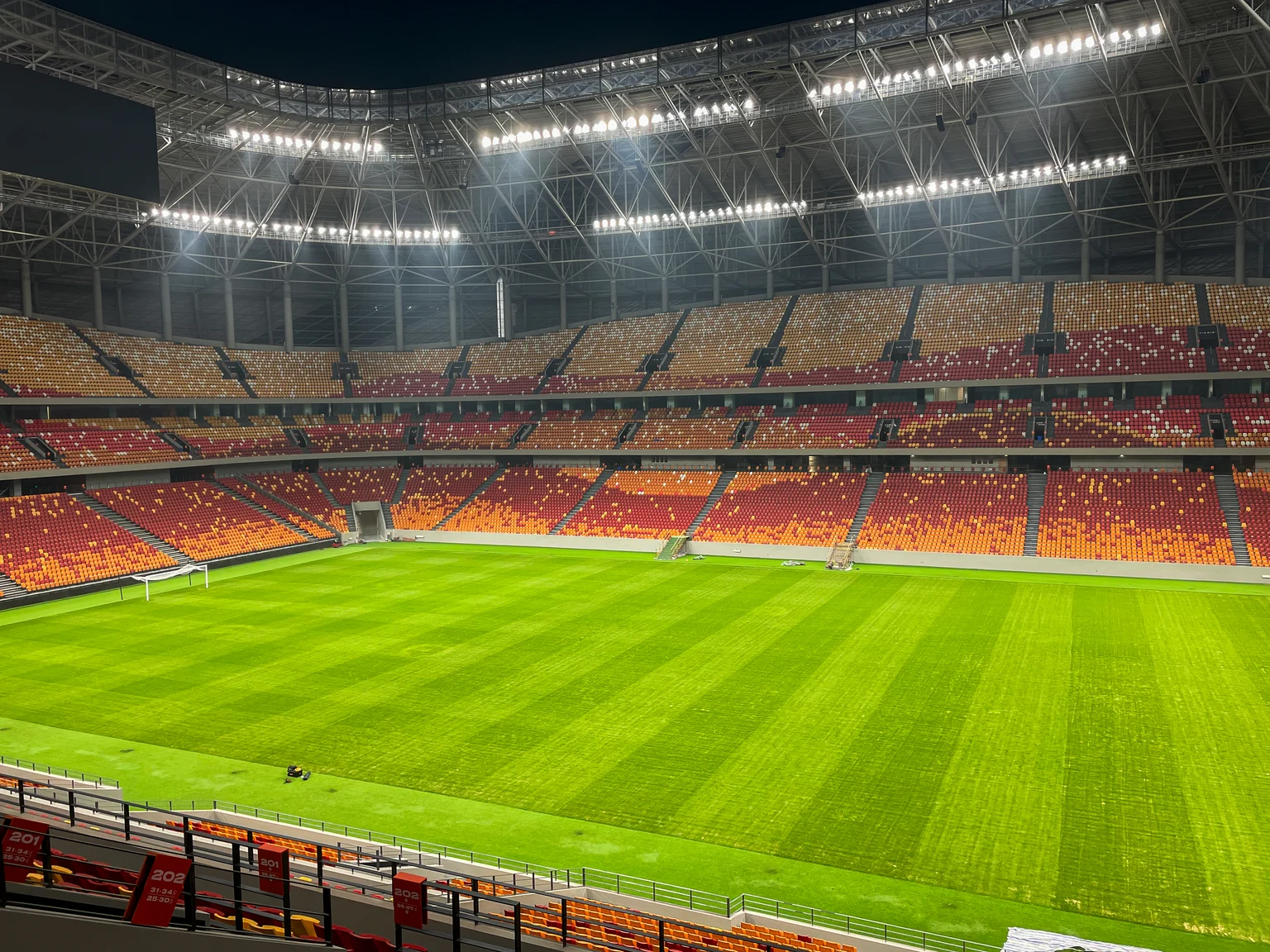 Champion schijnwerpers werden geselecteerd vanwege hun uitstekende technische eigenschappen, waaronder een hoge kleurweergave-index (CRI) tot 90 en een kleurtemperatuur van 5700 K. 