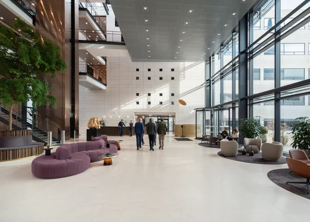 Ein Großflächiger Eingangsbereich eines Büros der Firma Christiansbro in Kopenhagen mit modernen Zumtobel Beleuchtung. 