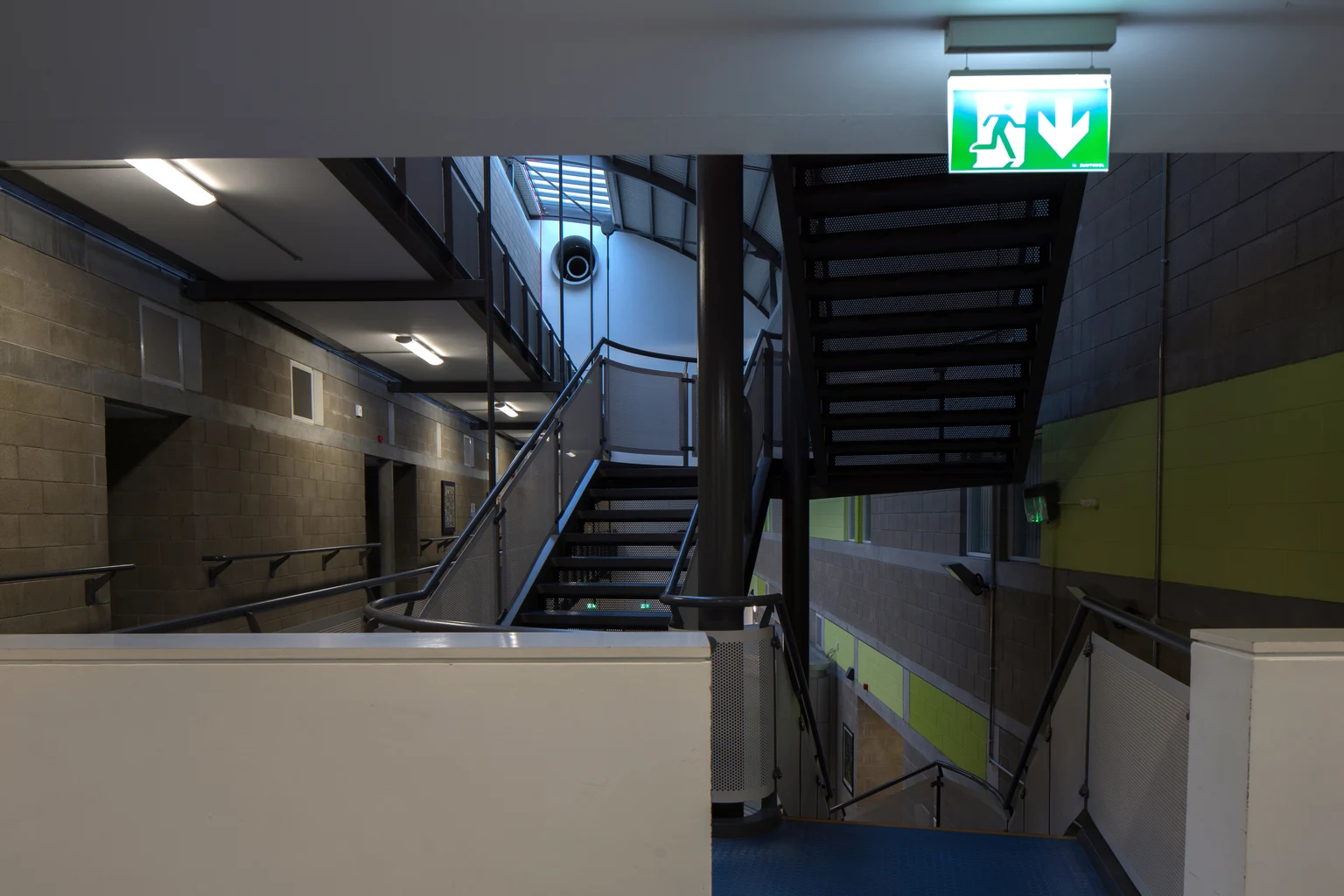 Ein Bild eines Verkehrsbereichs auf einem Universitätscampus mit beleuchteter Sicherheitszeichenleuchte.