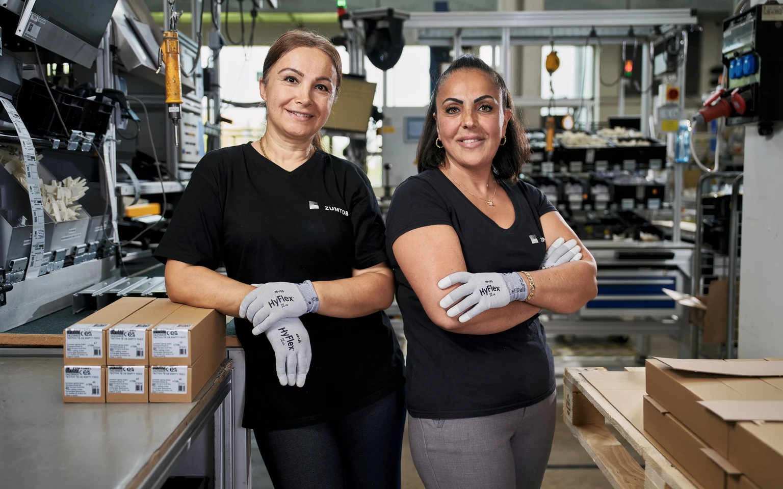 Due membri del personale di servizio competenti lavorano insieme: collaborazione professionale per un servizio di alta qualità nel campo delle soluzioni di illuminazione.