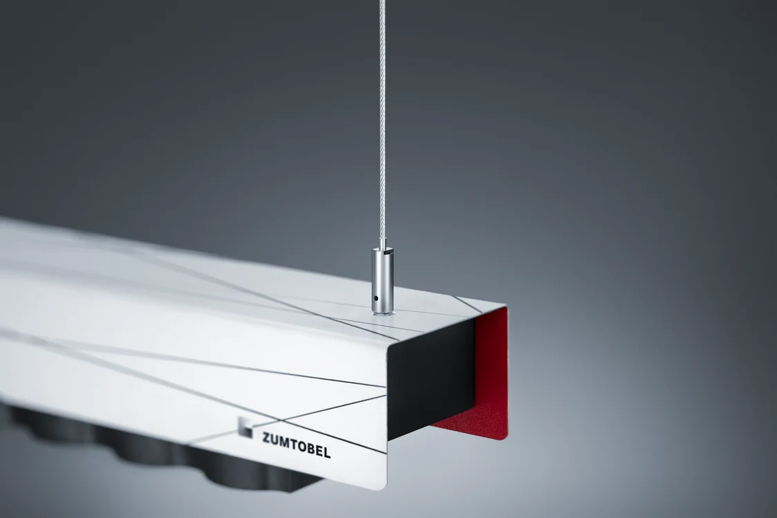 Le luminaire suspendu IZURA de Zumtobel se distingue par son design moderne aux lignes fines et sa suspension élégante de style minimaliste.