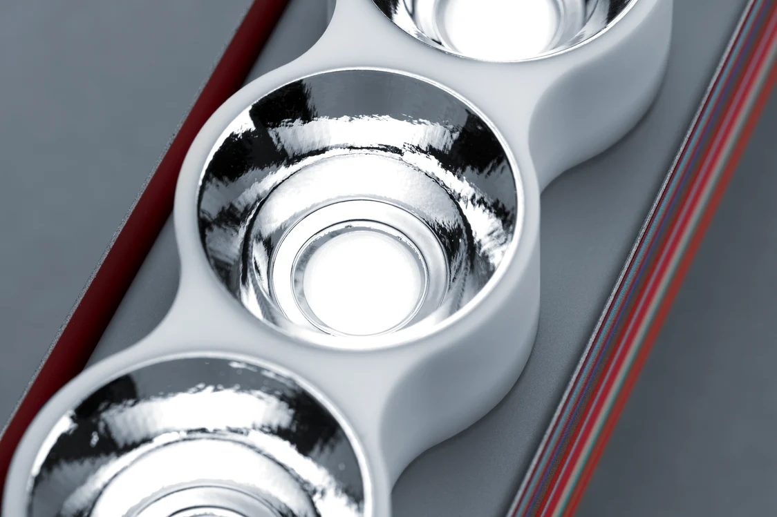 The new innovation, the IZURA pendant luminaire by Zumtobel, can be seen in a close-up.