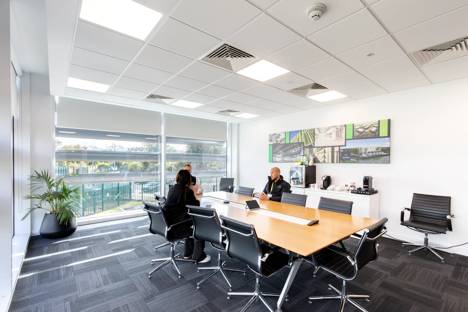 Innenansicht der Büroräume des Kao-Rechenzentrums mit leistungsstarken Leuchten. 