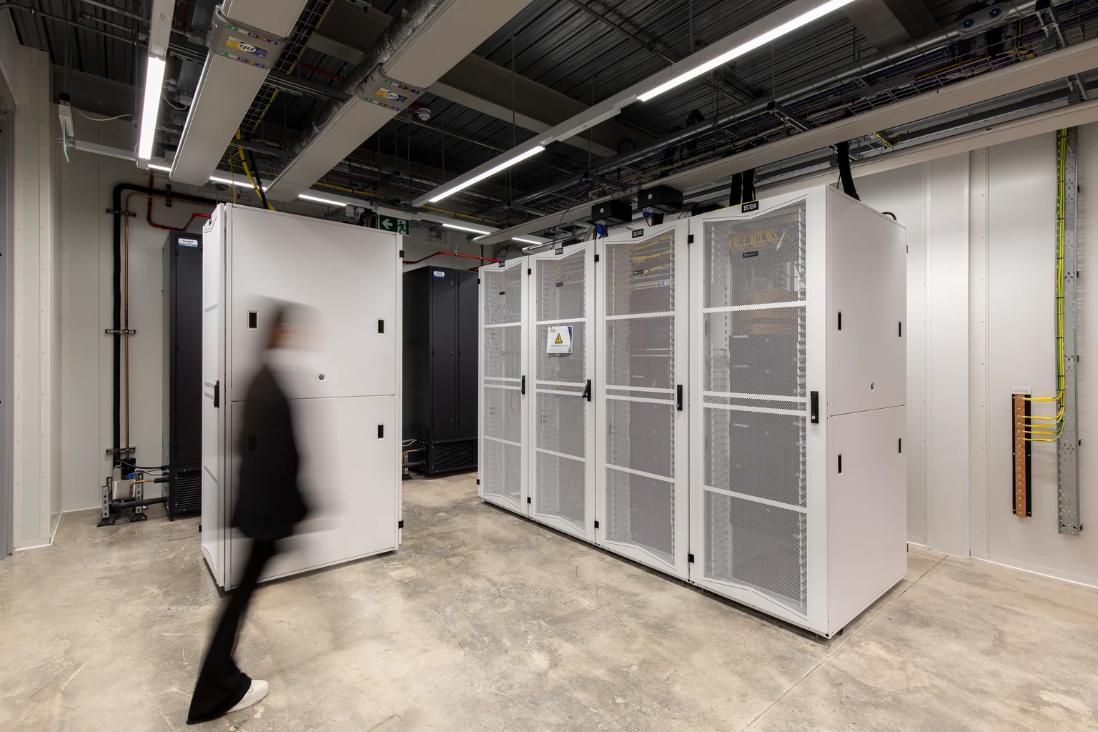 Innenansicht des Kao-Rechenzentrums mit hochmoderner Infrastruktur, Server-Racks und fortschrittlichen Kühl- und Beleuchtungssystemen.