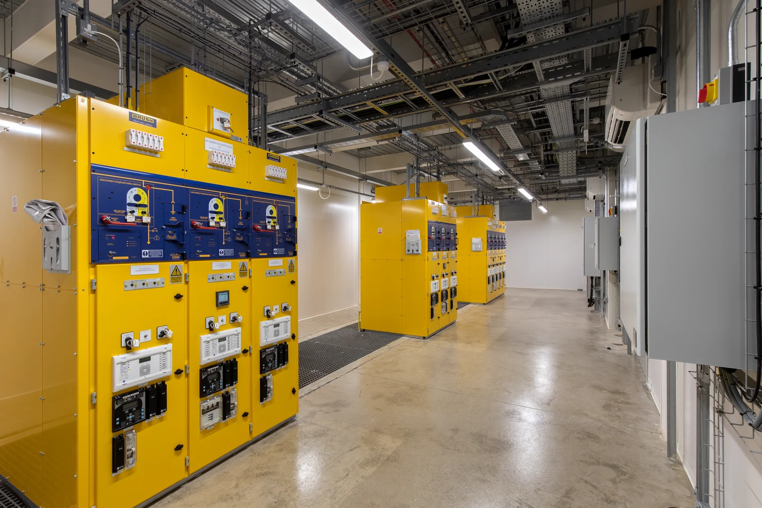 Technische ruimte van een datacenter met beschermde verlichting 