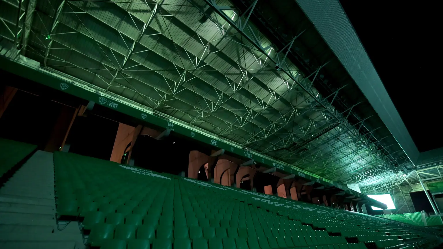 Thorn Altis-schijnwerper in gebruik in het Geoffroy Guichard-stadion.