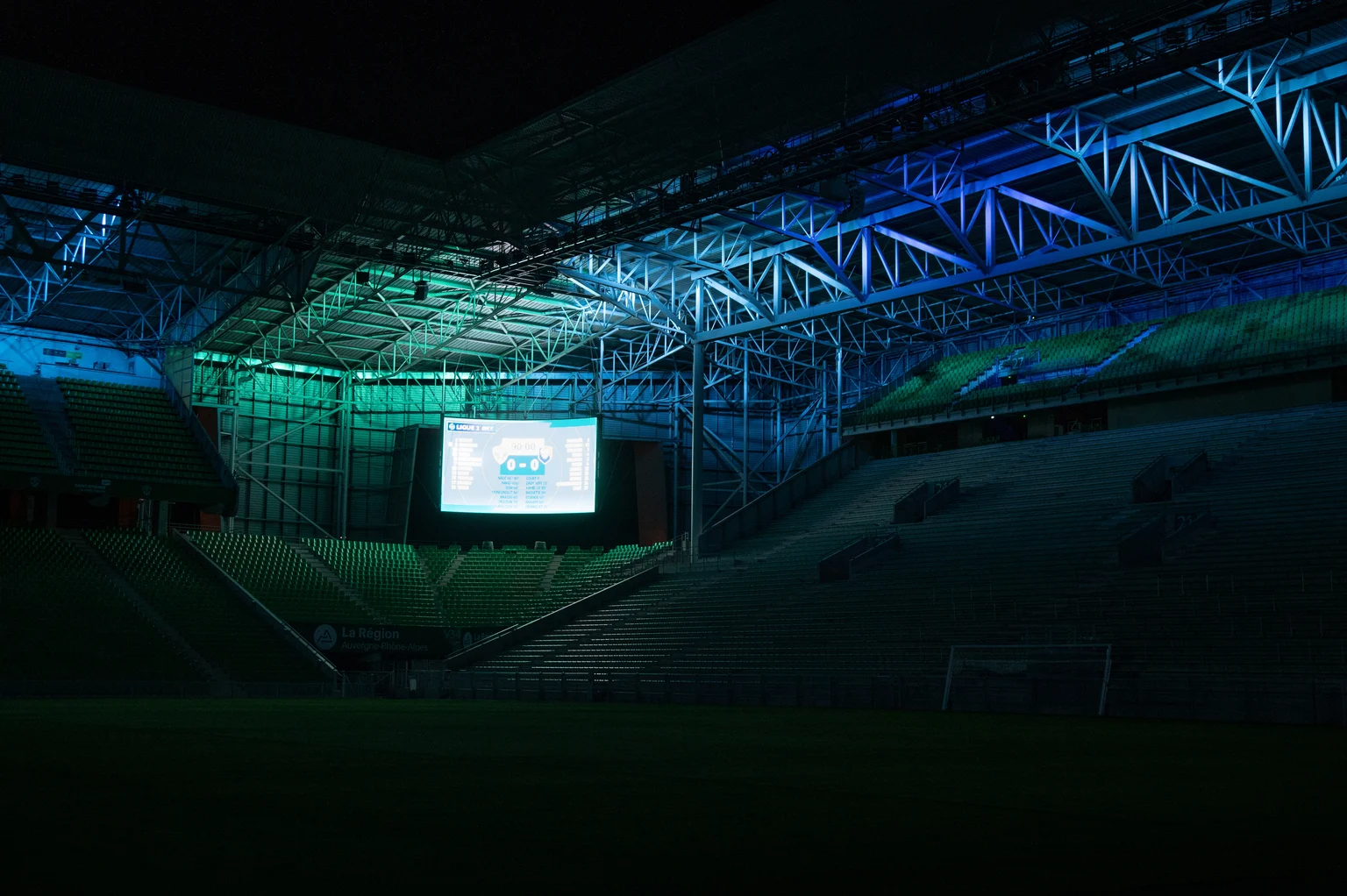 Altis RGBW-Flutlichtleuchte wird verwendet, um das Stadion Geoffroy Guichard zu beleuchten