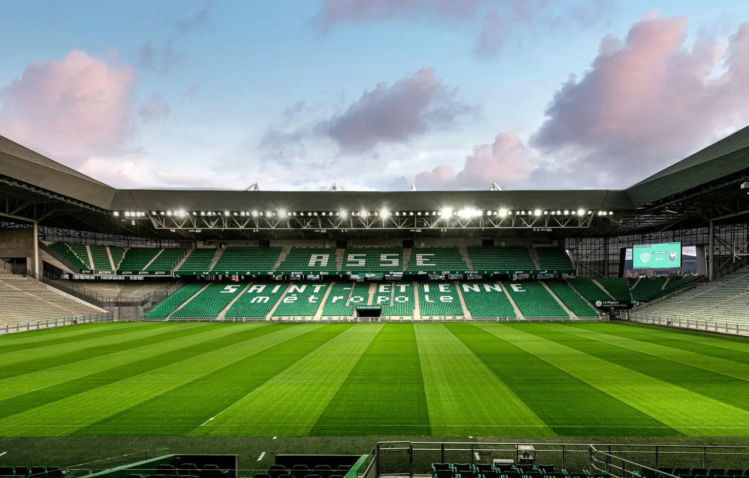 Thorn Altis-schijnwerper in gebruik in het Geoffroy Guichard-stadion.