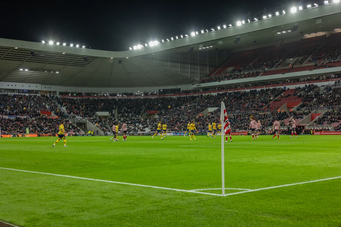 Lo stadio del Sunderland FC di notte, illuminato con l'illuminazione sportiva di Thorn.