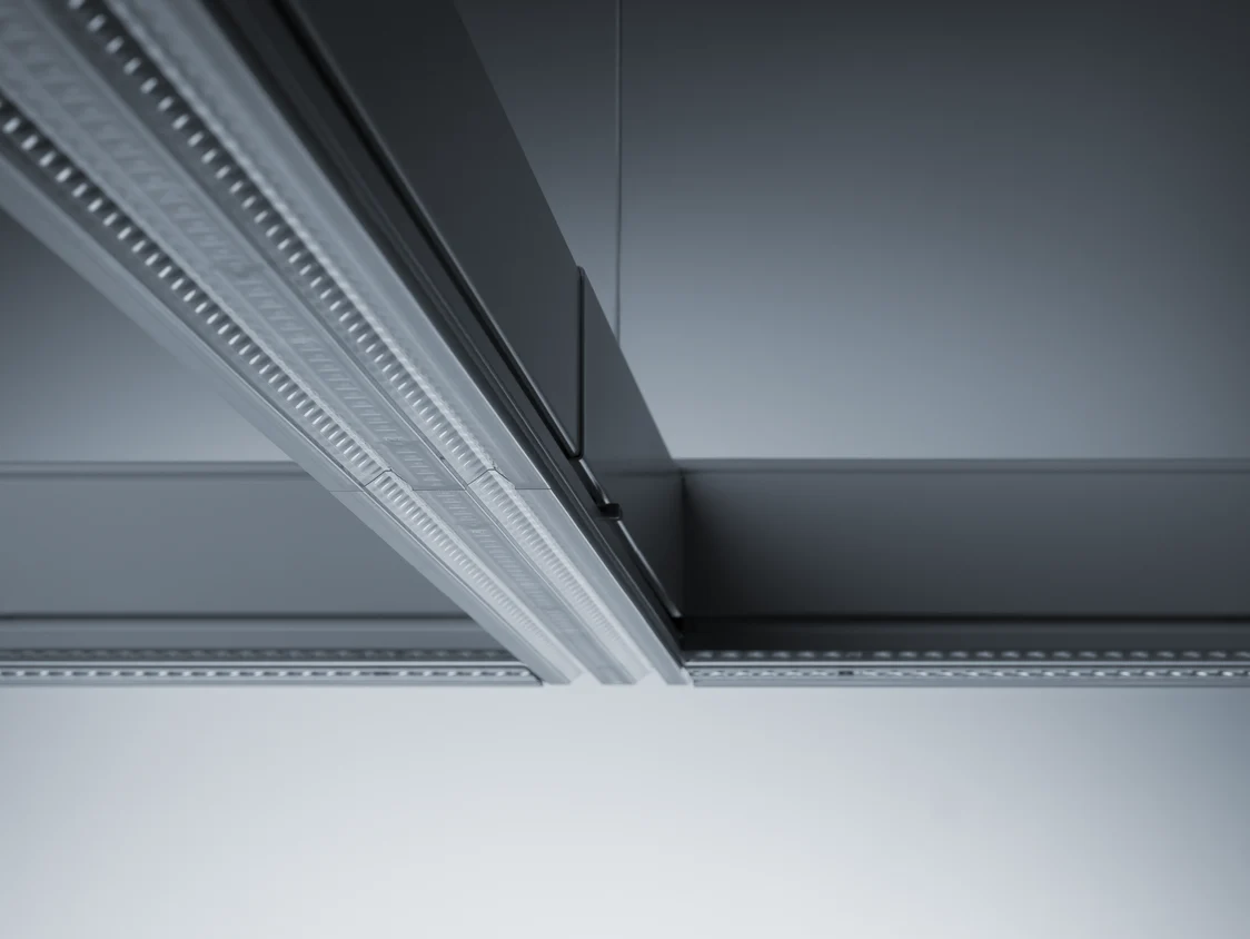 Die TECTON II Deckenleuchte bietet eine gleichmäßige, blendfreie Beleuchtung und eignet sich ideal für moderne Arbeitsbereiche und Verkaufsräume.