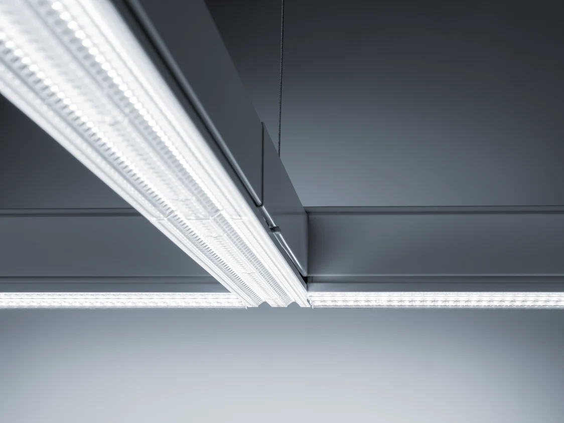 TECTON II hängt in einem modernen Raum und schafft eine angenehme Atmosphäre.