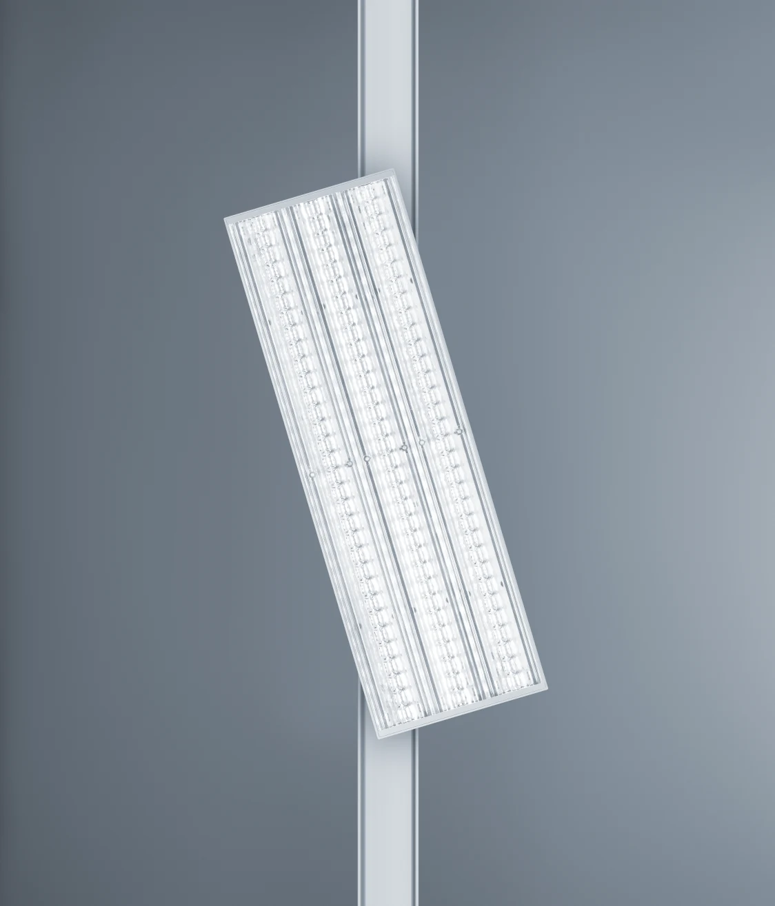  Das EVIO II Beleuchtungssystem zeigt eine moderne, rechteckige LED-Leuchte in hellem Licht an einer neutralen, grauen Wand.