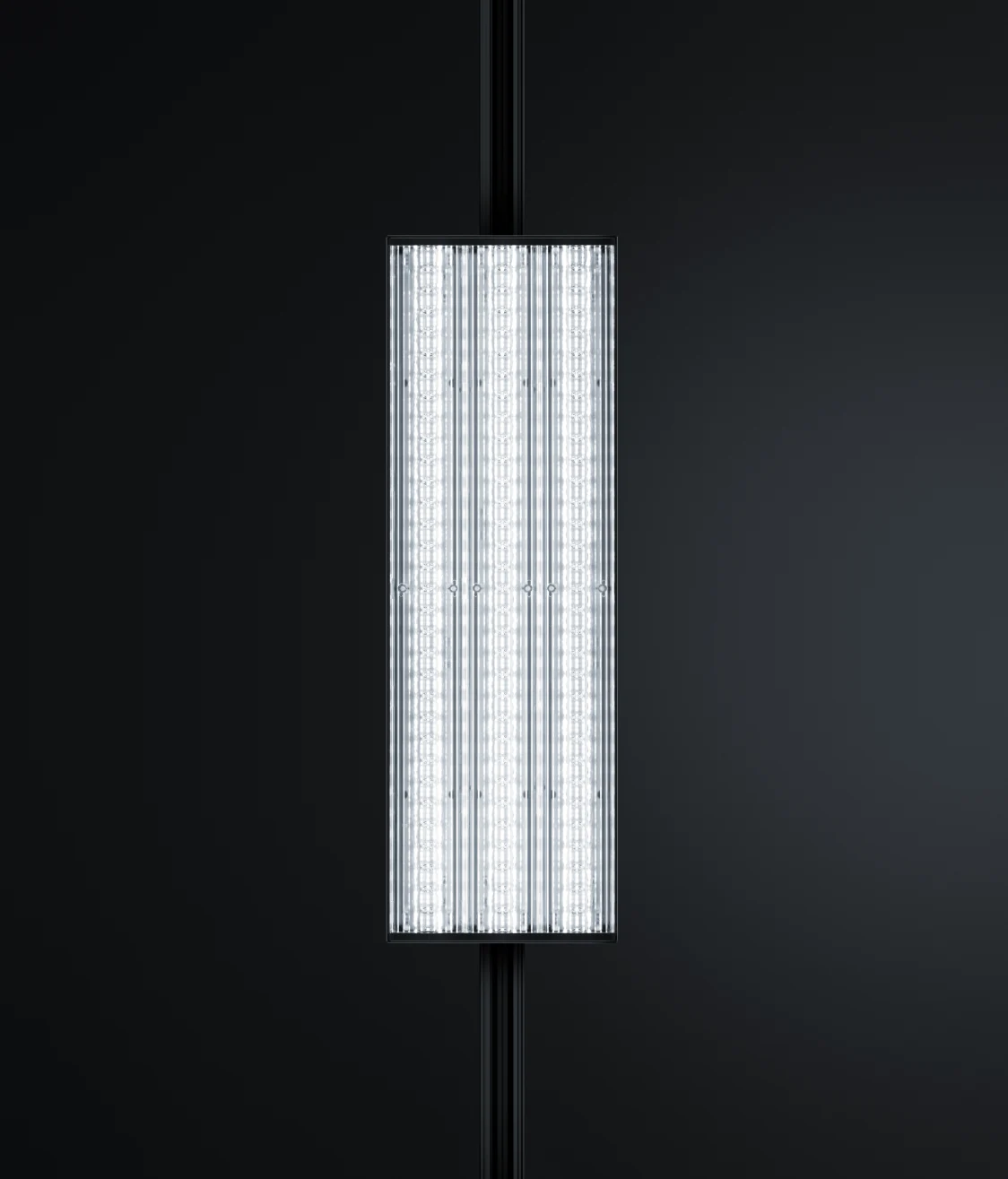  Das EVIO II Beleuchtungssystem hängt über einem minimalistischen Holztisch und bietet eine gleichmäßige Beleuchtung in einem modernen Raum.