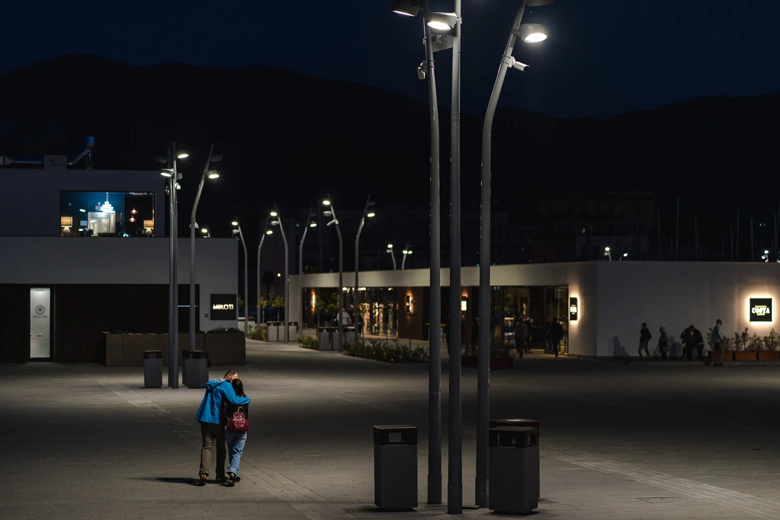 Contrast, monté sur mât, offre un éclairage nocturne sécurisant pour les usagers.