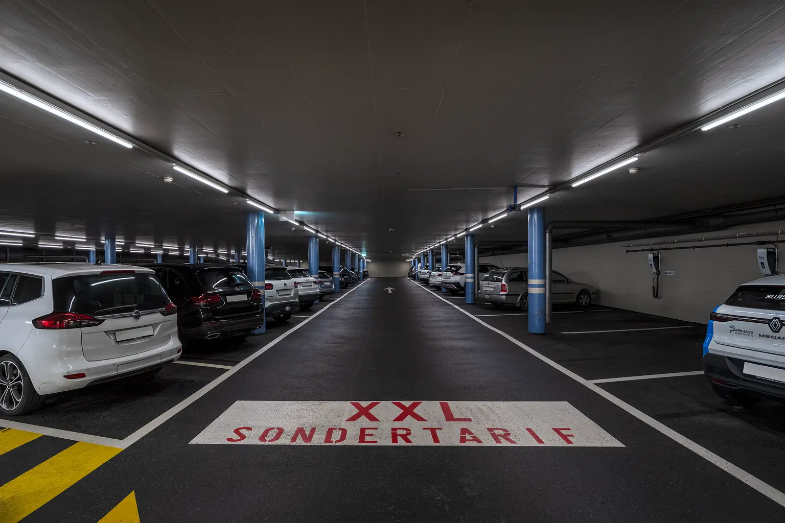 Photo d'un parking bien éclairé