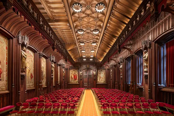 Salle historique de l'hôtel de ville de Bruxelles avec un élégant éclairage intérieur Zumtobel