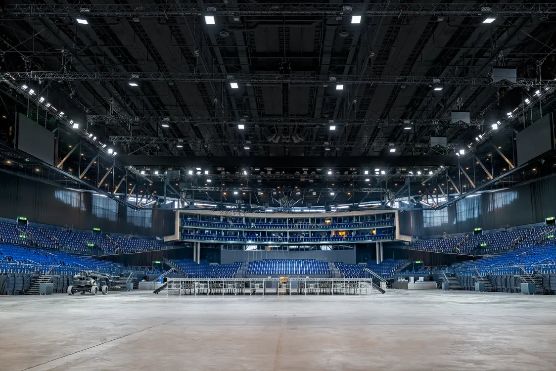 Konzerthalle des Hallenstadions in Zürich mit neuer Beleuchtung durch die Beleuchtungssanierung mit 1-zu-1-Ersatz