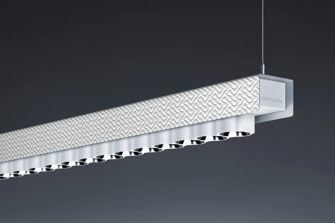 La lampada a sospensione IZURA di Zumtobel si distingue per un design moderno con linee sottili e un'elegante sospensione in stile minimalista.