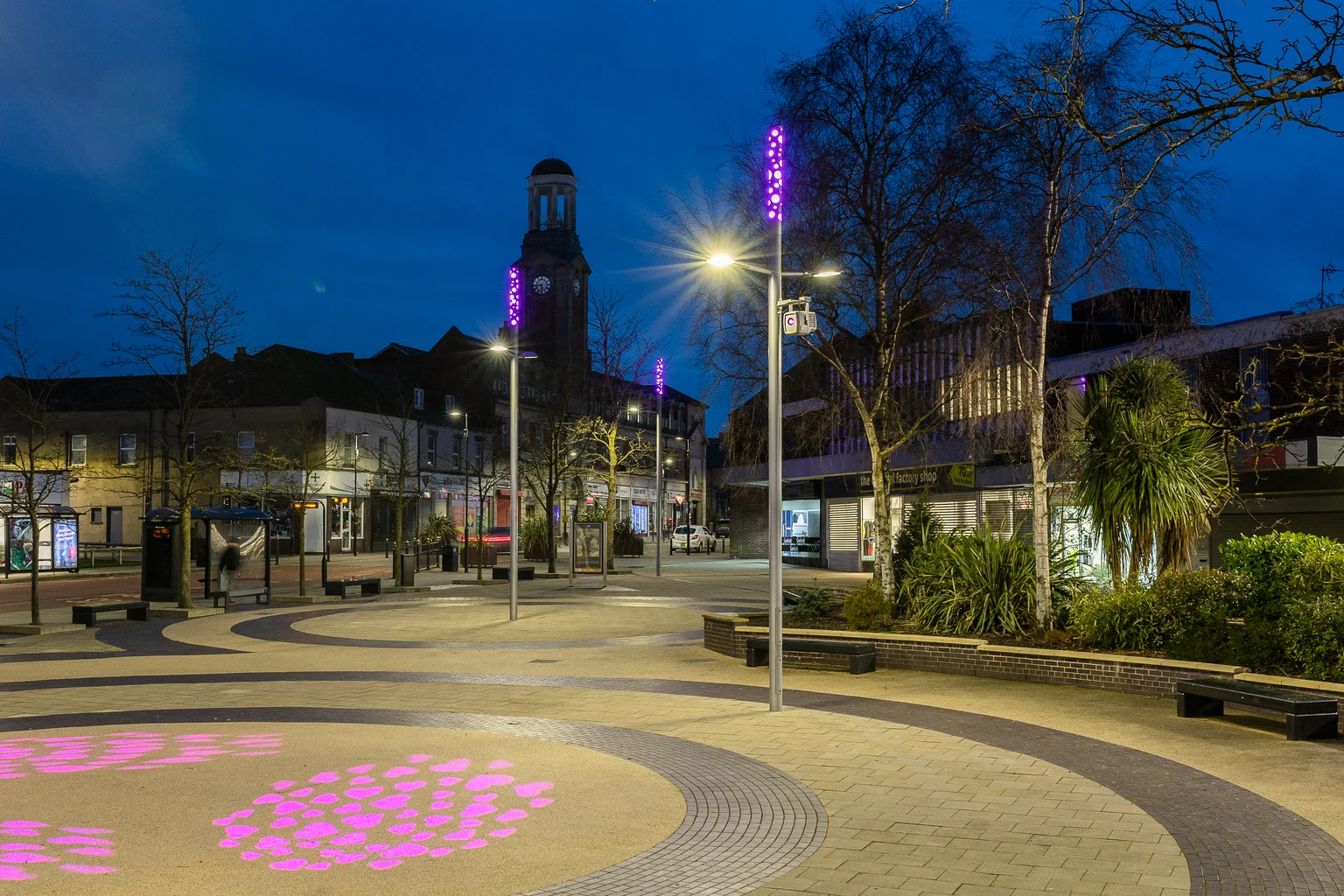 Thor-Poller, der Herzmuster in Rosa auf den Boden projeziert