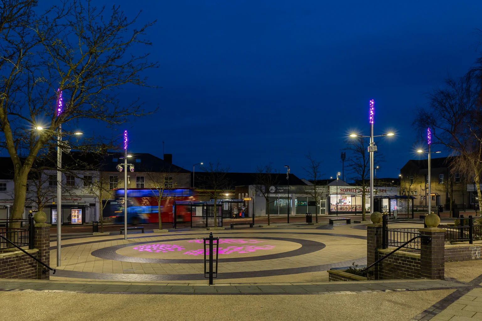 Der Marktplatz in Spennymoor wird nachts mit Laternen beleuchtet, die Farbe auf den Boden und die Fassaden der Gebäude projezieren