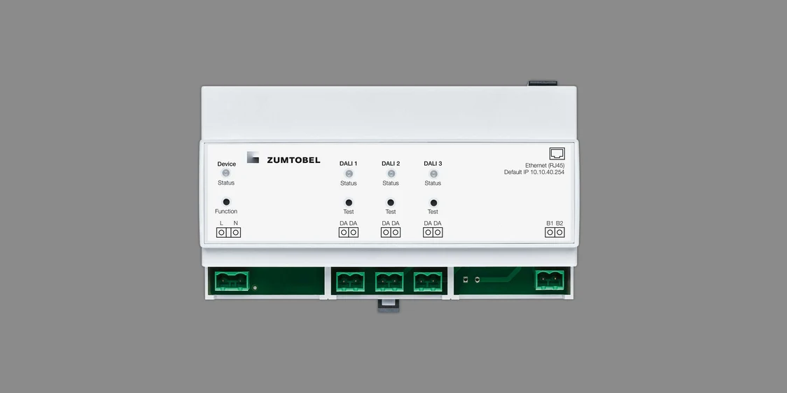 Der ONLITE local emCON Controller von Zumtobel zeigt ein dreifaches DALI-Status-LED-Display auf grauem Hintergrund für effizientes Lichtmanagement.