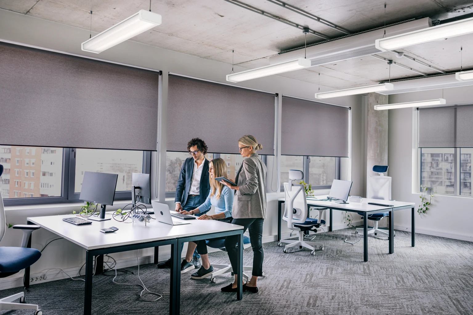 College-Pendelleuchte, die ein Büro beleuchtet