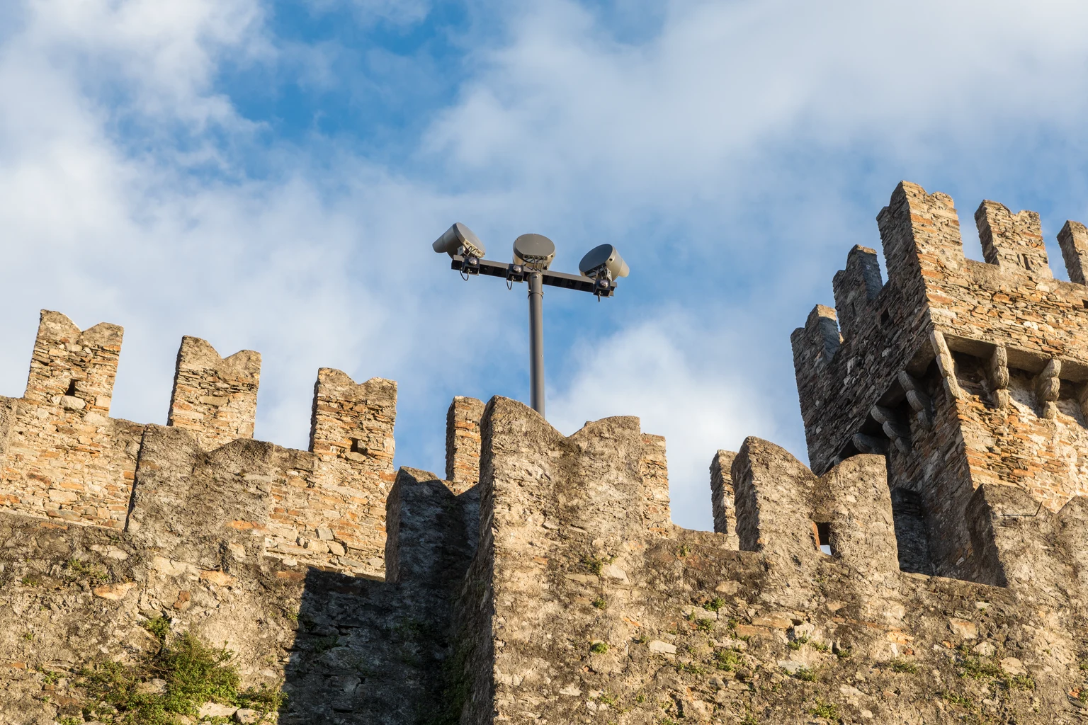 Projecteur Contrast de Thorn Lighting utilisé à la forteresse de Bellinzone 