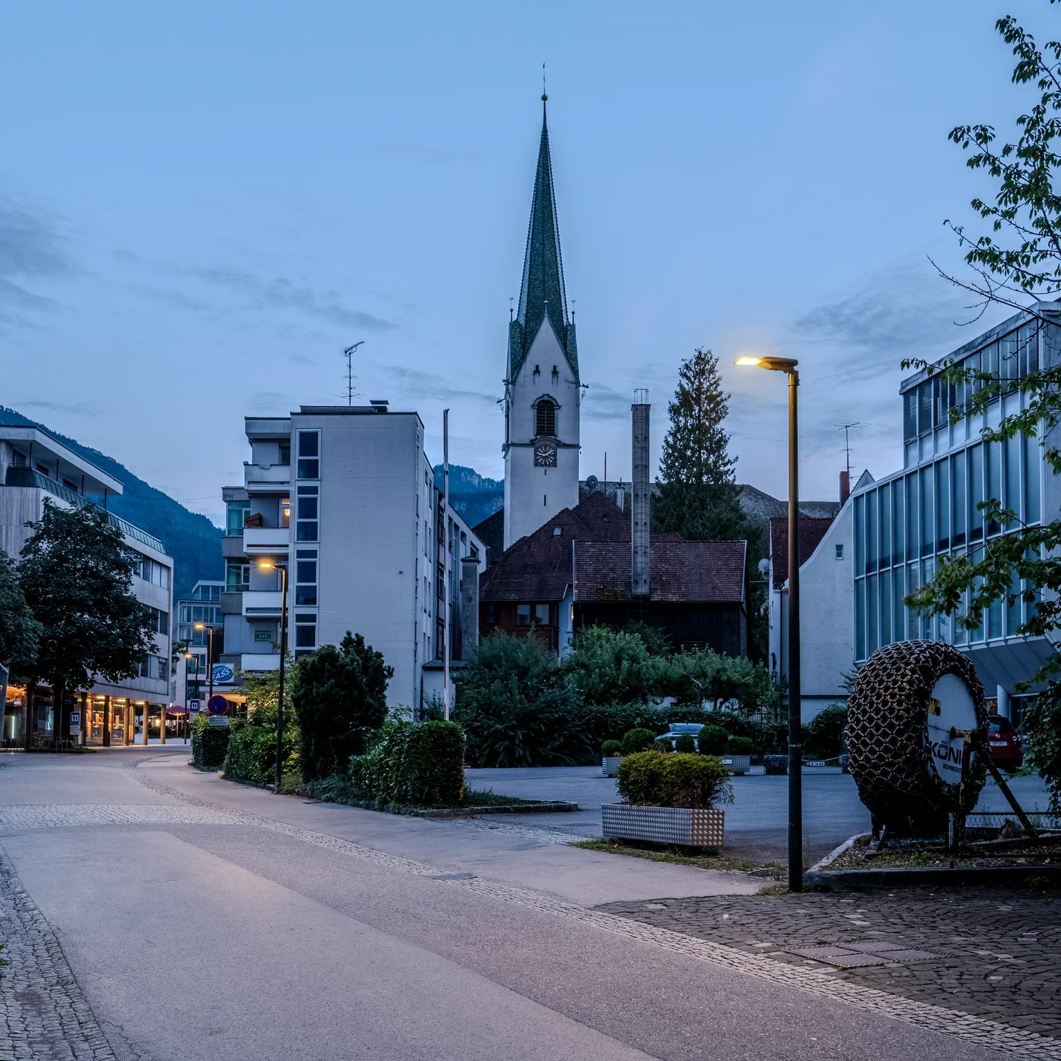 Dornbirn wird nachts von Isaro Pro beleuchtet