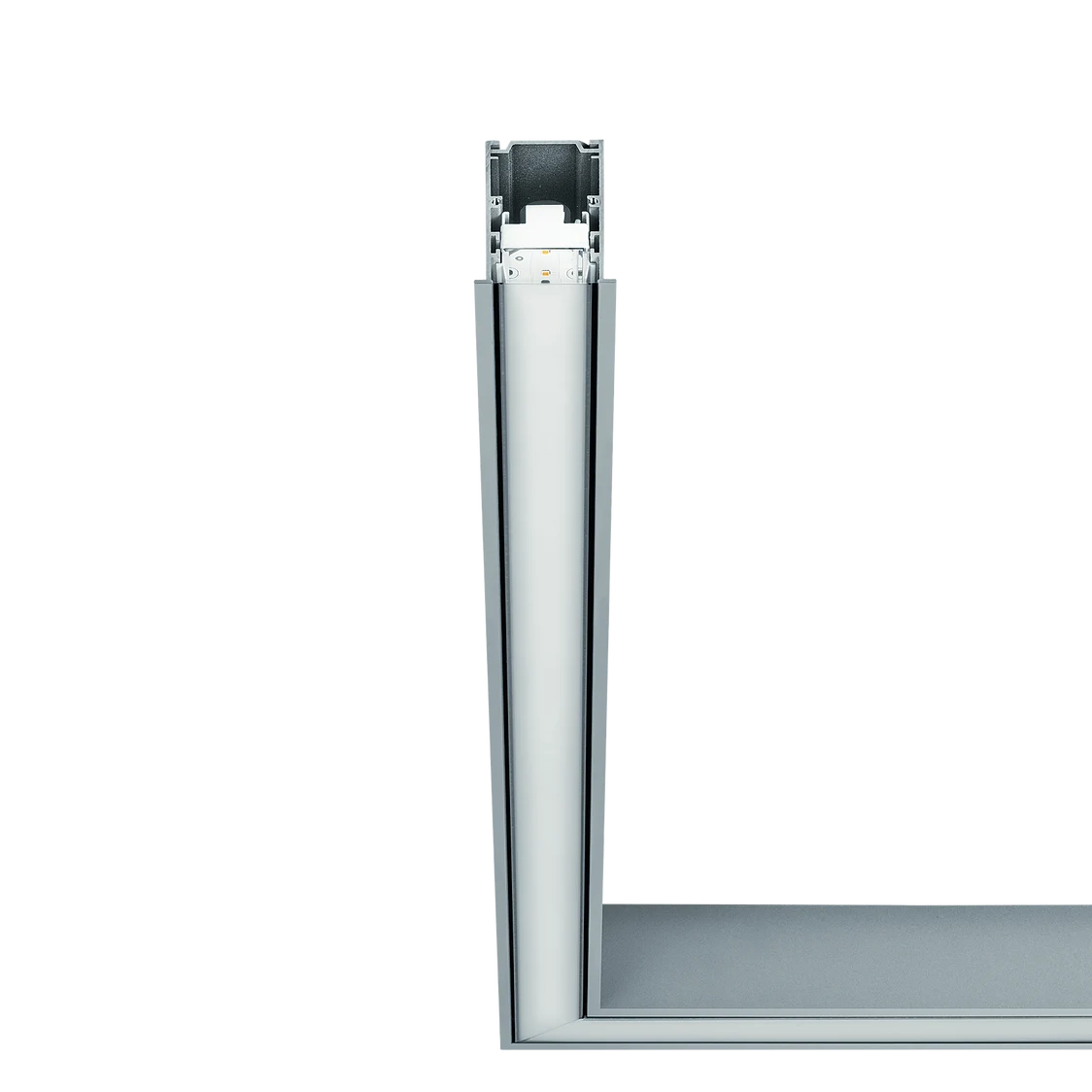 SLOTLIGHT infinity slim präsentiert sich in einem modernen Büro, deckenbündig installiert für nahtlose, gleichmäßige Beleuchtung.