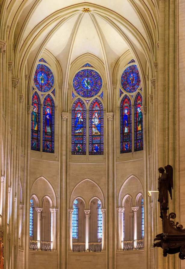 The colourful mosaic windows of the famous Notre Dame Cathedral in Paris are illuminated by unique luminaires from Zumtobel.