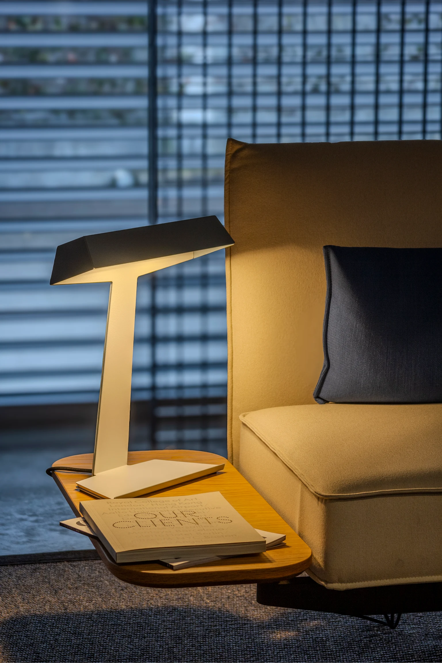 Luminaire Taluna jaune sur une table basse.
