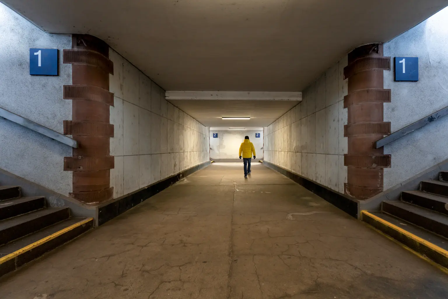 Einfahrt des Tunnels in Göteborg mit einem LKW im Bild sowie GTLED Pro von Thorn Lighting