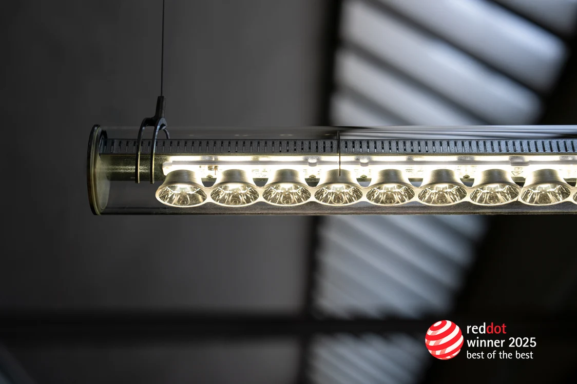 Luminaire suspendu Solena dans une usine