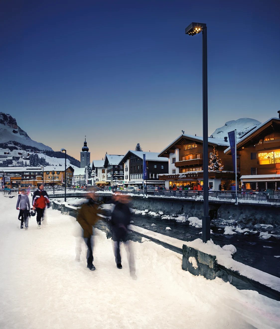 Persone che camminano sulla neve a Lech.