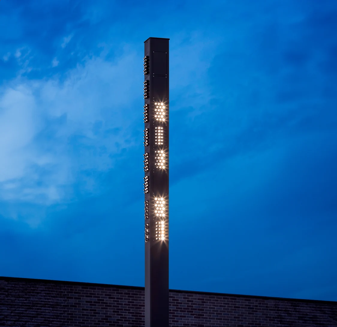 Lampada da esterno Supersystem di fronte a un cielo blu scuro.