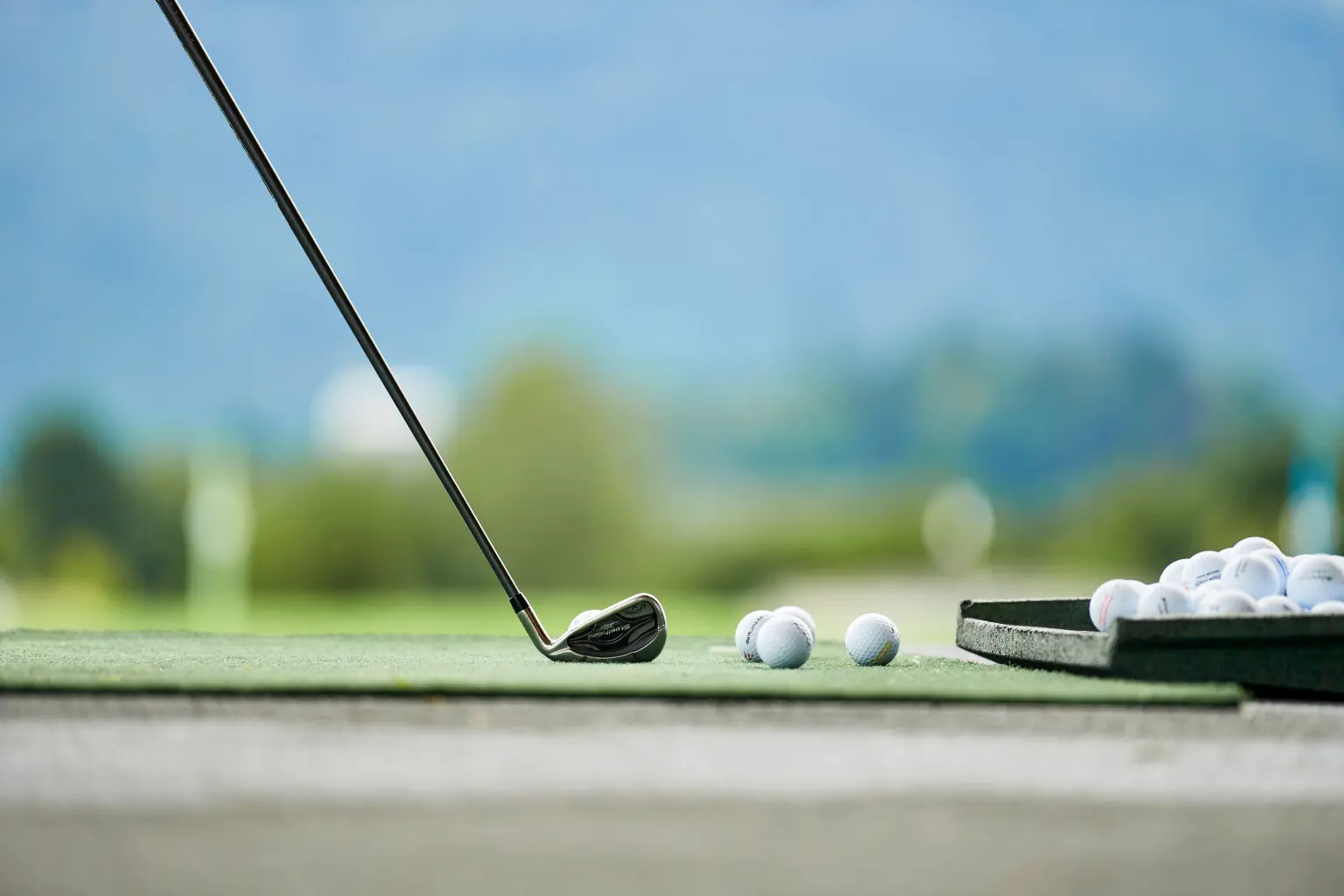 Golfschläger mit vielen Golfbällen