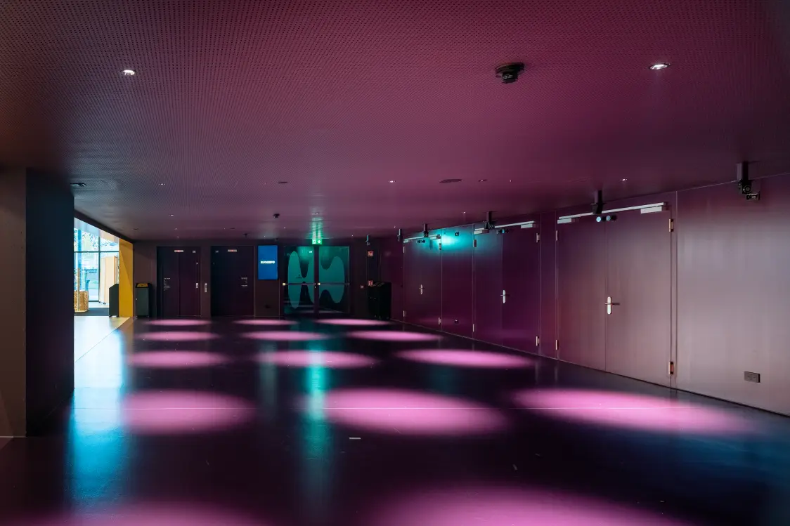 Foyer mit stimmungsvoller Beleuchtung in der Festhalle der Bernexpo