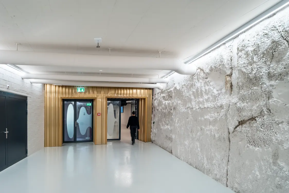 Gang für Besucher richtung Eingang der Festhalle