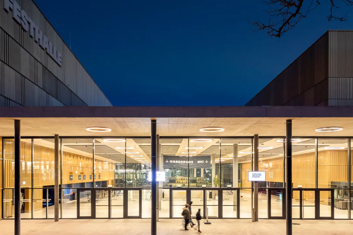 Aussenansicht der Eingangshalle in der Festhalle der Bernexpo mit Beleuchtung am Abend