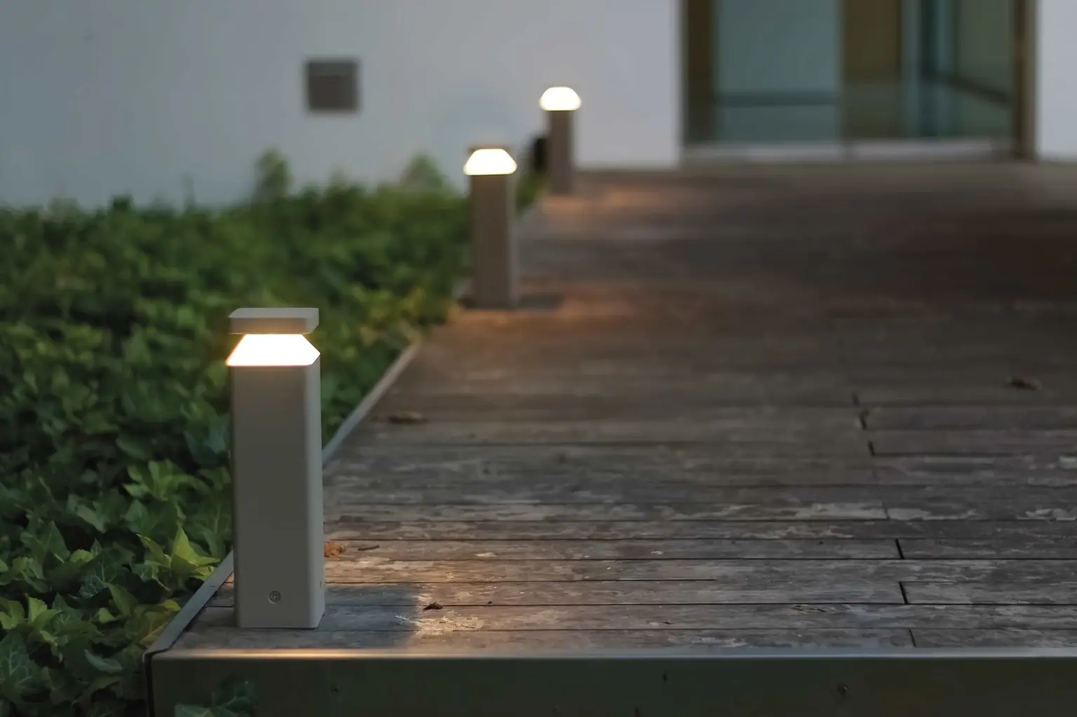 Lampadaires au sol devant l'entrée d'un bâtiment